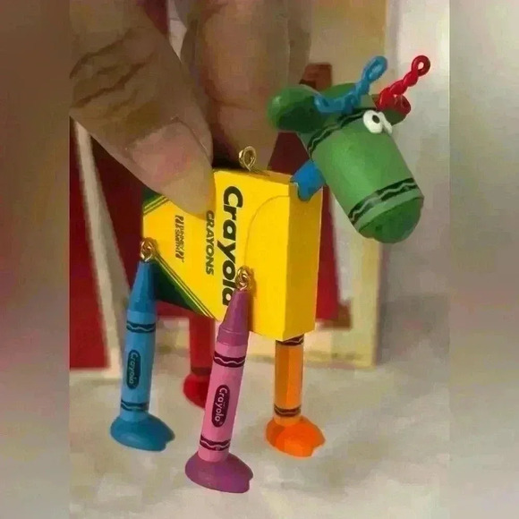 Hallmark Keepsake Christmas 2005 HAPPY HUES Crayola Crayon Reindeer Ornament NEW - Picture 5 of 6